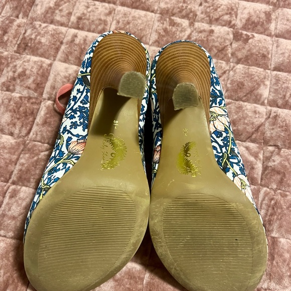 Floral Patterned Heels with Pink Accents - Picture 6 of 9